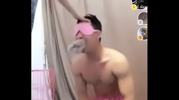 Une chinoise domine les couilles de son petit ami - Ballbusting Asia