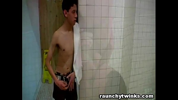 Acabo de ver que mis compañeros de dormitorio se chupaban la polla entre sí