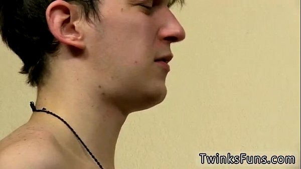 Anale Bareback-Homosexuell-Nahaufnahmefilme Er ist zu seinem ersten feuchten Sex angekommen