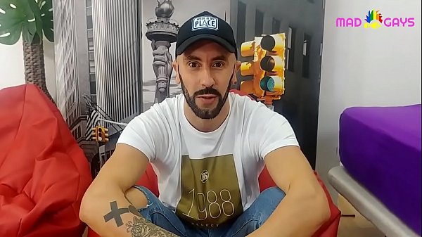 Fede Row si masturba con il suo grosso baule pieno di sperma