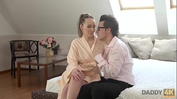 DADDY4K. Norny Daddy kann es kaum erwarten, in die Vagina der blonden Schönheit einzudringen