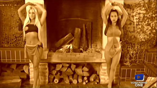 Ces belles coquines savent s'amuser avec des sextoys et des bites bien dures