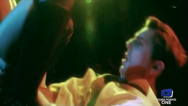 La spogliarellista tettona Elke ha bisogno di un bel cazzo