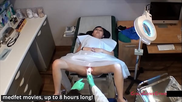 Superheldin Little Mina durch Kryptonit-Kondom vergiftet, muss von Doktor Tampa und Krankenschwester Amo Morbia bei GirlsGoneGyno Reup gerettet werden