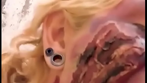 De nuevo capturé a un zombie para follármela.