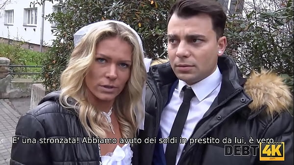 DEBITO4k. Un grosso debito è il motivo per cui la ragazza viene scopata in presenza dello sposo