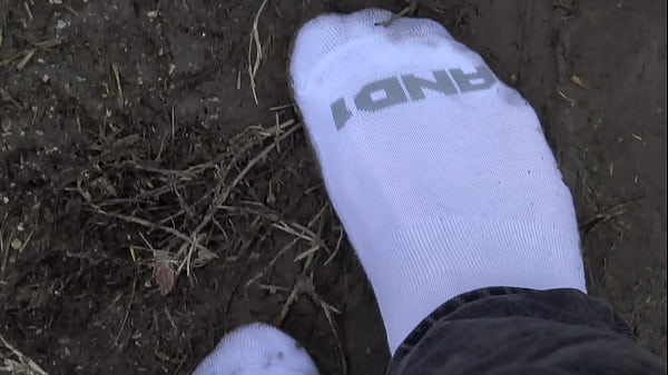 Noch ein weiterer schlammiger Spaziergang in AND1-Socken