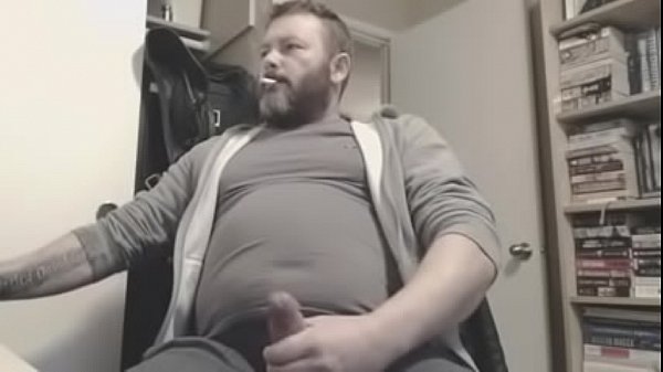 Bär wichst beim Rauchen