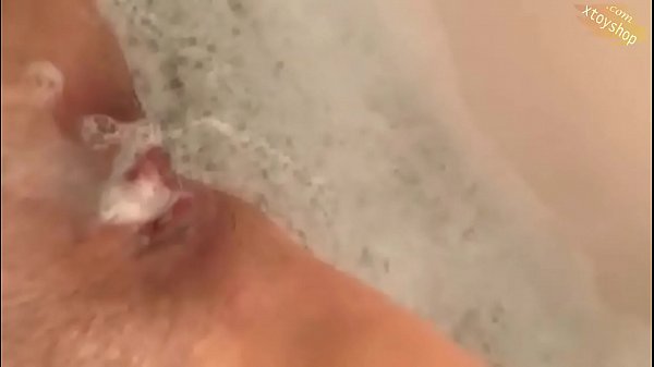 Heiße Schlampe Fäuste sich selbst und fickt eine Flasche