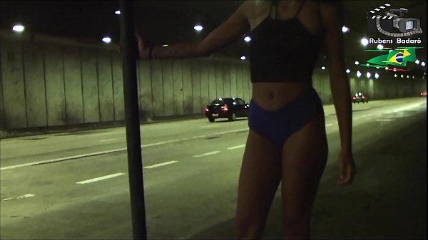 Ninfeta si esibisce nel tunnel della città e fa anche un pompino. (Video completo su xvideos rosso.)