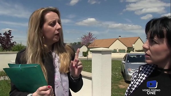 Deux salopes excit&eacute_es s'_amusent chez leur client