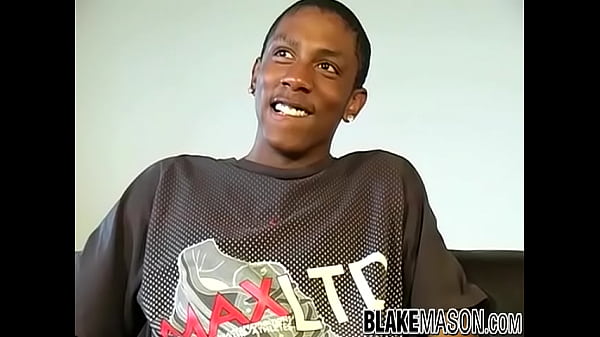 Il giovane adolescente nero britannico Bobby spruzza sperma caldo dopo essersi masturbato