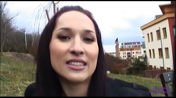 Bella ragazza bruna accetta soldi per scopare nel parco giochi