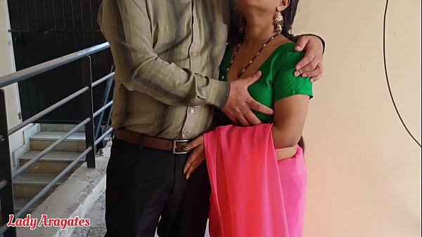 La giovane desi bhabhi ha fatto piacere al padrone di casa facendosi scopare la figa e il culo