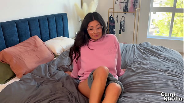 &ldquo_SIND DAS MEINE BOXER?!&rdquo_ Latina-Stiefschwester mit großen Titten SPRITZT auf meinen Schwanz – Cami Strella x Lev Lieben