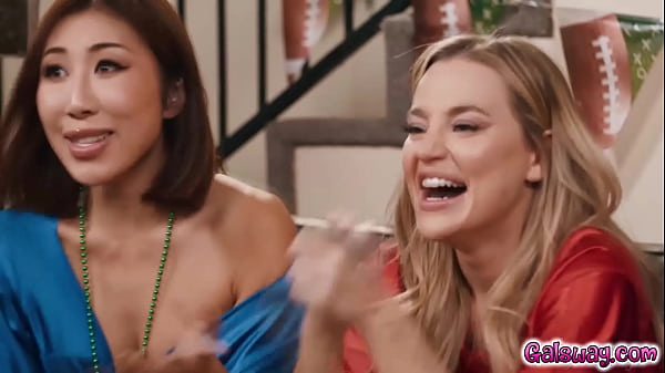 Cuarteto ardiente con las sexys Nicole Doshi Hailey Rose, Ameena Green y Blake Blossom mientras miran un partido de fútbol