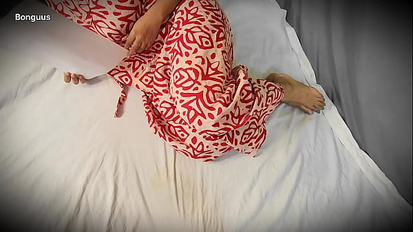 La cuñada estaba sola en casa y entonces entré a la habitación.