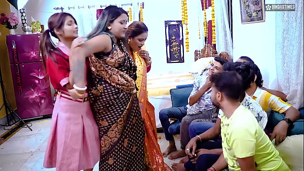 Une adolescente sexy se déshabille dans une femme asiatique