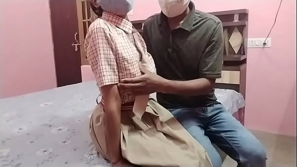 Erstaunlich schöner Teenager, der angibt