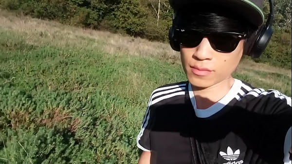 Jon Arteen pulls out his beautiful penis and urinates outdoors. Asian gay porngraphy featuring an effeminate young man.