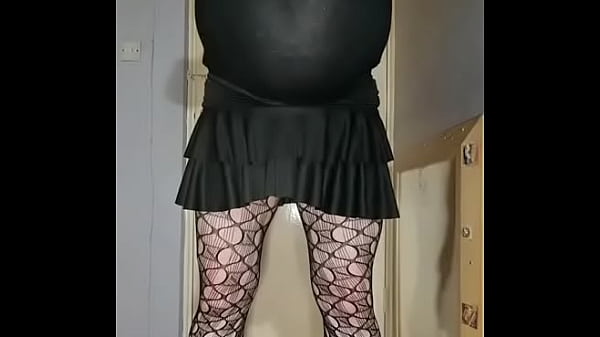 Wer ist bereit, mich seine Pisse schlucken zu lassen, denn wenn du das tust, werde ich dich so gekleidet treffen, damit jeder es sehen kann, mit dem Wichser mit einer Stimme weniger