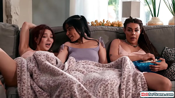 Je branle mes chaudes copines transexuelles Emma Rose et Eva Maxim.