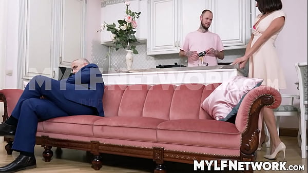 Mi polla no podía dejar de perforar el coño mojado de Tokio Nero hasta la corrida