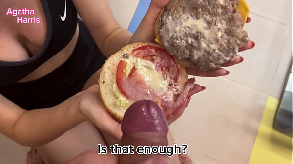 Er kam mit einem Burger und ich fütterte einen Kollegen