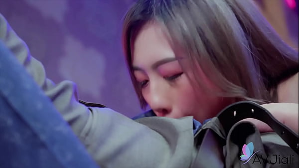 La bella ragazza cinese Lin Siyu succhia il cazzo e si fa scopare forte.