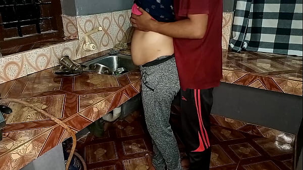 J'ai baisé la femme de ménage dans la cuisine après avoir soulevé sa nuisette