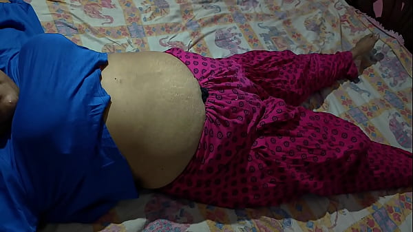 Chico del servicio de habitaciones disfrutando con madres estudiantes milf calientes