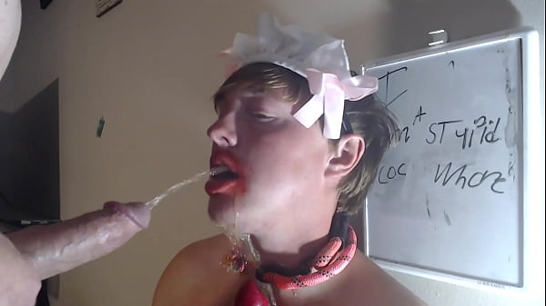 Diese dumme Hure lutscht einen Hundedildo, wird angepisst und abgespritzt wie ein Stück Müll!