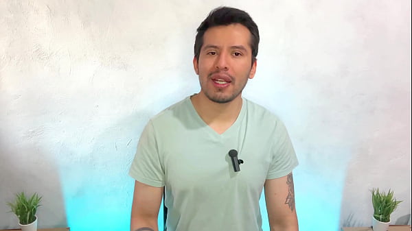 ¡El recolector de basura termina dándole la polla al sabroso instructor pasivo del gimnasio! pre&ntilde_e en ese enorme culo. historia sexual