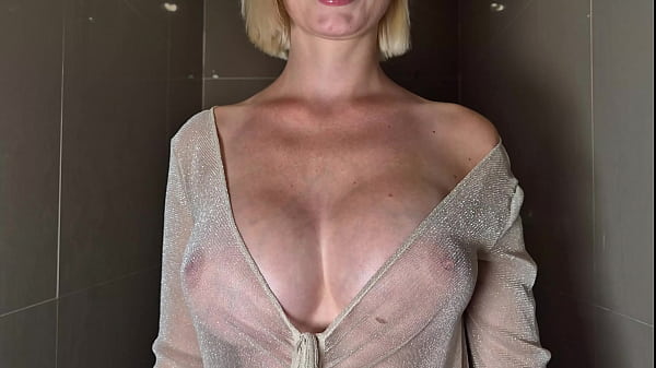 Tocca il mio corpo nudo e bagnato e fatti una sega su di me. Prova di vestiti asciutti o bagnati