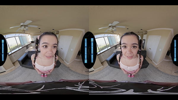 La giovane ragazza selvaggia si spoglia