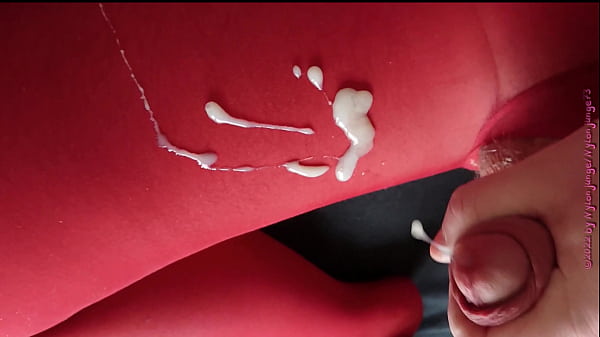 Il ragazzo in nylon si masturba con i collant rossi