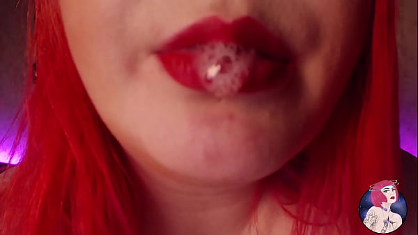 Le sule giocano e i giocattoli succhiano lo sputo