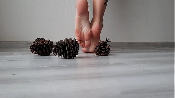 Sexy Füße Domina Nika. Stöße mit bloßen Füßen trampeln.