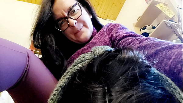 Nicoletta domina pesantemente la sua amica per annusare tutte le sue scoregge