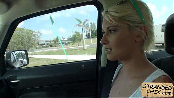 Sexy Teenie-Babe wird von Dani Desire gefickt.1